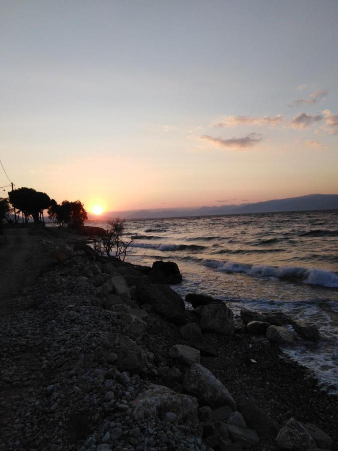 Σπίτι Με Σοφίτα Μπροστά Στη Θάλασσα Villa Trápeza Exteriör bild